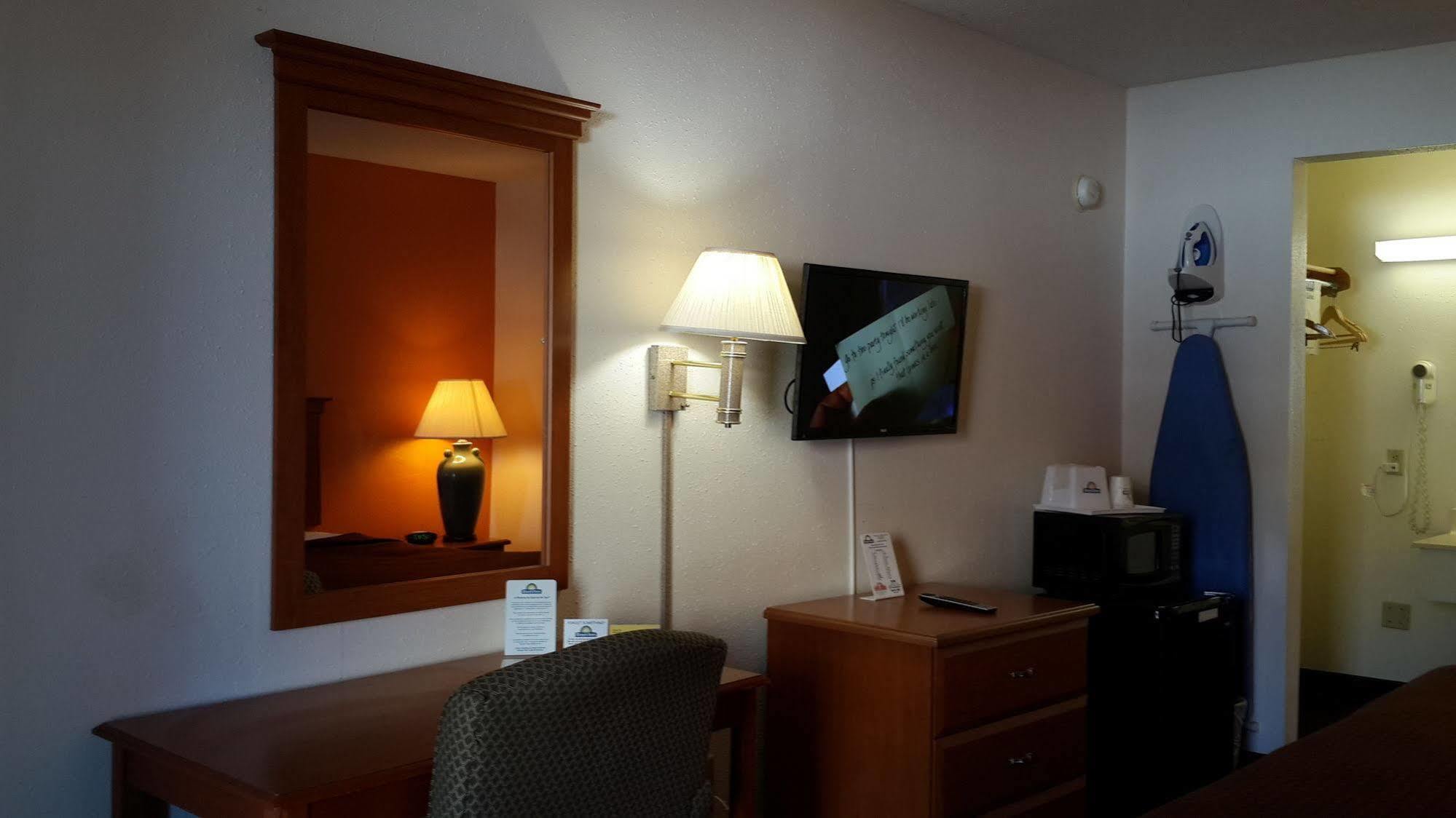 Days Inn By Wyndham Christiansburg Ngoại thất bức ảnh