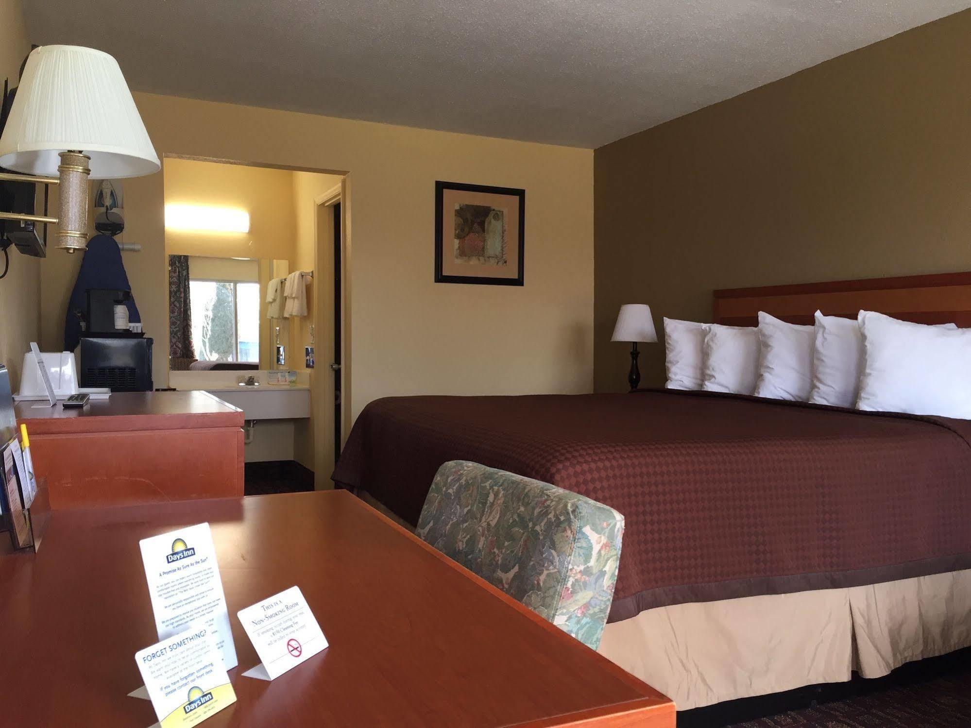 Days Inn By Wyndham Christiansburg Ngoại thất bức ảnh